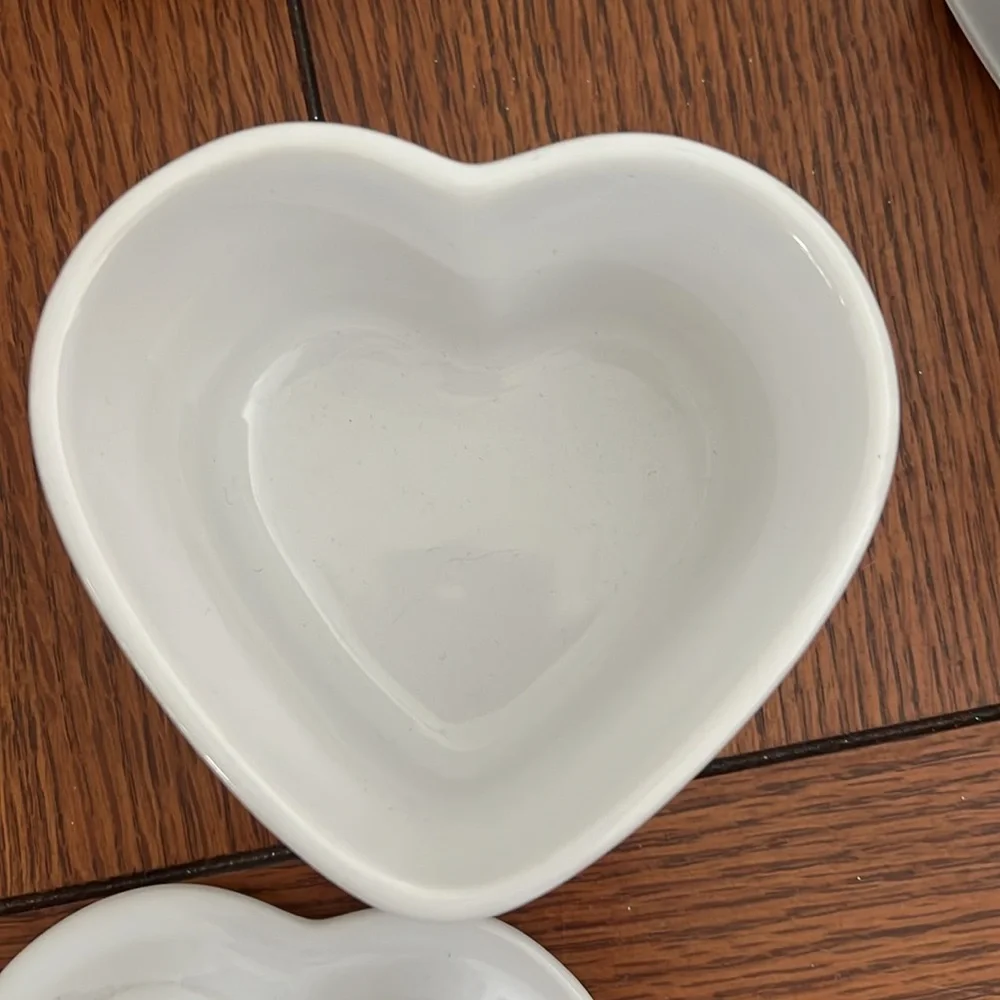 Le Creuset Heart Ramakin w/ Lid never used - Picture 2 of 5